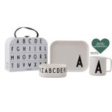 Detská štýlová sada riadu v praktickom malom kufríku s možným výberom písmena od A-Z s typografickým dizajnom od renomovaného dánskeho dizajnéra Arne Jacobsena (1937).