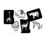 Veľké kartónové kartičky s čiernobielym motívom zvieratiek pre rozvoj dieťaťa. V balení je 6 ks kartičiek s motívom: antilopa, gepard, nosorožec, slon, žirafa a lev.