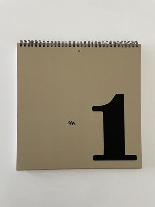 Hnedo-čierny nekonečný nástenný kalendár Two Colours
